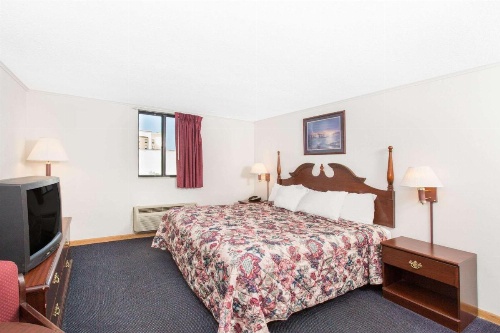 Days Inn by Wyndham Effingham image 7